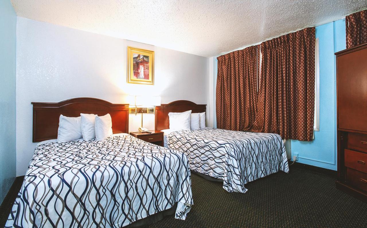 Sky-Palace Inn & Suites Wichita East Exterior foto