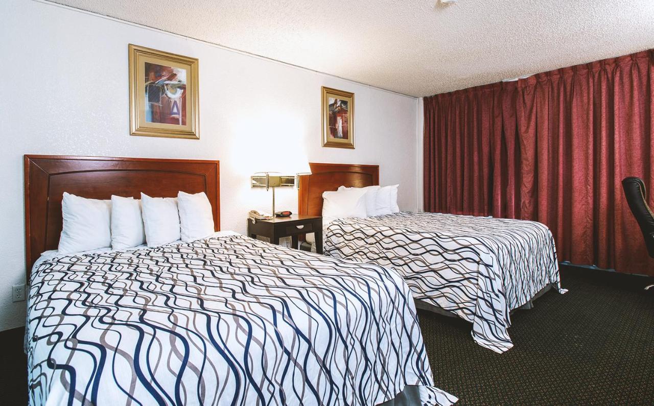 Sky-Palace Inn & Suites Wichita East Exterior foto